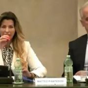 La giornalista Claudia Conte fotografata durante un evento pubblico accanto al ministro dell'Interno Matteo Piantedosi