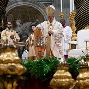 Il Papa nella Messa Crismale: «Diffondere il profumo di Cristo in quest'ora buia della storia»