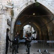 Gerusalemme: un posto di blocco israeliano allestito nella Città Vecchia, lungo una delle vie che conduce al Muro Occidentale / ANSA