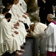 Il Papa: è bestemmia l’uomo che uccide. «Chiniamoci sugli oppressi»