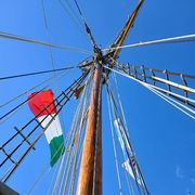 Il tricolore sventola a Sète, su un galeone