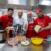 Lo staff dei ragazzi di PizzAut insieme a Nico Acampora e Marcello Zaccaria, chef di Accademia Barilla che ha guidato il percorso di formazione
