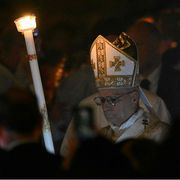 Guerre e ingiustizie come macigni. Il Papa alla Veglia pasquale: «L’amore di Dio ci libera»