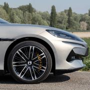 Meno di 10 minuti per la ricarica: c'è un'auto elettrica che abbatte i preconcetti