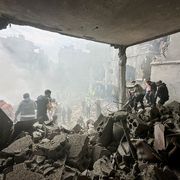 Soccorritori in azione a Beirut nel quartiere di Jnah, dove un raid israeliano ha colpito un edificio a 100 metri dall’ospedale Rafik Hariri / Reuters