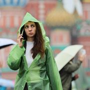 Una donna sulla Piazza Rossa di Mosca