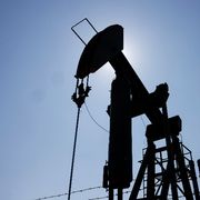 Petrolio in altalena sull’onda delle tensioni: corsa alle scorte