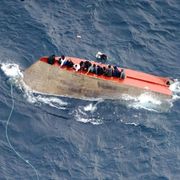 Il barcone capovolto in mare e i migranti disperati attaccati allo scafo / Sea Watch Italia