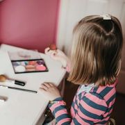 Anti-age e cosmetici per bambini? Quella pazza moda finita sotto la lente della Ue