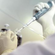 Mamma a 49 anni con i gameti del marito morto un decennio prima: il caso negli Usa (e cosa succederebbe in Italia)