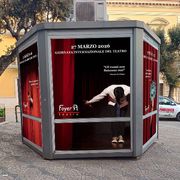 L'edicola abbandonata rinata grazie al teatro in miniatura: «Adesso vogliamo comprarla»