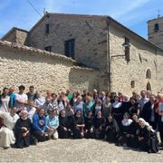 La comunità delle monache agostiniane di Pennabilli (Rimini) assieme a un gruppo di fedeli / Instagram-A.Perrone