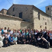 La comunità delle monache agostiniane di Pennabilli (Rimini) assieme a un gruppo di fedeli / Instagram-A.Perrone
