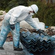 Un liceo nel Pavese è chiuso da settimane per amianto: cosa rischiano gli studenti