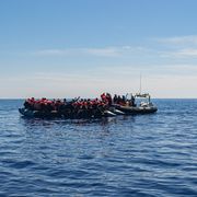 La nave di Emergency verso La Spezia con 71 migranti