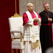 Il Papa a sorpresa sul sagrato di San Pietro prima della veglia. «La pace è possibile»
