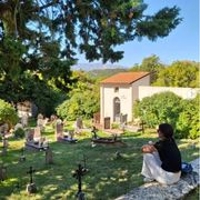 Giulia Depentor nel cimitero di Santo Stefano di Sessanio. La genealogista veneta, che è anche scrittrice e podcaster, ha fatto proprio delle ricerche cimiteriali la sua professione