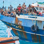 Foto d’archivio: uno sbarco di migranti a Catanzaro