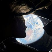 L'astronauta di Artemis II Christina Koch guarda la Terra dalla navicella Orion