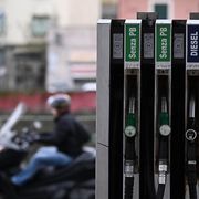 Il mondo al contrario: ora gli svizzeri vengono in Italia per il pieno al distributore