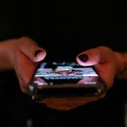 Minori e social: le soluzioni oltre i divieti. «Alleanza tra famiglie, scuola e medici»