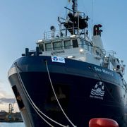 Fermata la nave che aveva soccorso i migranti bloccati sulla piattaforma petrolifera abbandonata