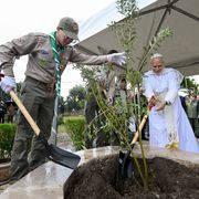Il Papa sui passi di Agostino: «Dio è straziato dalle guerre e non sta con i prepotenti»
