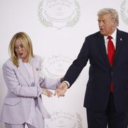 Trump scarica Meloni: «Inaccettabile è lei». E torna ad attaccare il Papa