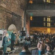 Una delle riunioni preliminari alla realizzaziome dell’Embassy Village, sotto il ponte della ferrovia di Manchester / Embassy