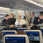 Papa Leone XIV sull'aereo che lo ha portato da Algeri a Yaoundé in Camerun