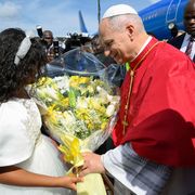 Il Papa è in Camerun: «Fra gli Stati valga il comandamento: ama il prossimo tuo»