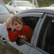 Una strada di Sidone intasata di veicoli mentre gli sfollati tornano alle proprie case dopo l'entrata in vigore di un cessate il fuoco di 10 giorni tra Libano e Israele