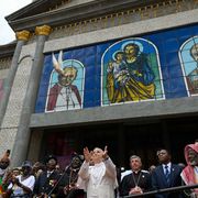 Il Papa nella terra della guerra civile. «Il mondo distrutto un manipolo di tiranni. Serviamo insieme la pace»