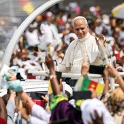 Il Papa in Camerun: «C’è fame di pace. E di quel cibo rubato da chi si ingozza»