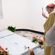 Il cardinale Koch davanti alla tomba di Benedetto XVI nelle Grotte Vaticane dopo la Messa di suffragio nella Basilica di San Pietro il 16 aprile  /Vatican Media