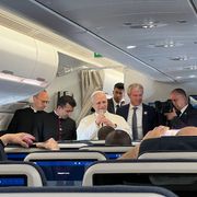 Il video del Papa in aereo: «Non mi interessa dibattere con Trump»