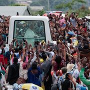 Il congedo del Papa dal Camerun: «Nessuno sia lasciato solo. La fede non separa lo spirituale dal sociale»