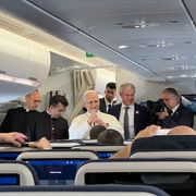Il Papa parla ai giornalisti sul volo tra Yaoundé e Luanda