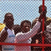 La "remigrazione" nel decreto: scontro sul premio ai rimpatri