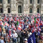 No all'Europa, sì alla remigrazione: in piazza a Milano l'ultima versione della destra nazionalista