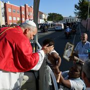 Il Papa in Angola: «Sull’Africa le mani di prepotenti interessi. La vita ridotta a merce di scambio»