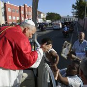 Il Papa in Angola: «Sull’Africa le mani di prepotenti interessi. La vita ridotta a merce di scambio»