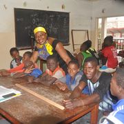 Mireille Yoga con bambini e i ragazzi del centro
