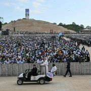 Dall’Angola ferita l’appello del Papa per la pace nel mondo. «È l’amore che deve trionfare, non la guerra»