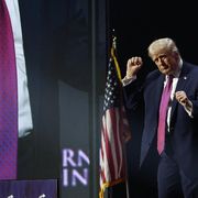 Dalla conquista di Cuba agli Ufo, ecco come Trump pensa di recuperare terreno