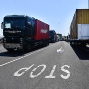 Un momento dello sciopero degli autotrasportatori con vari presidi ai varchi portuali del porto di Genova