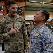 Ufficiali militari delle Filippine e degli Stati Uniti durante la cerimonia di apertura dell'esercitazione congiunta Filippine-USA Balikatan a Manila