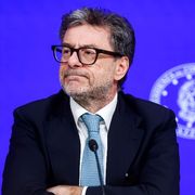 Il verdetto sui conti pubblici: per l'Europa l'Italia resta "sotto osservazione". Meloni: una beffa