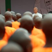 Il Papa fra i carcerati dell’Africa: investire sulla dignità di ogni uomo