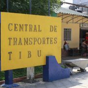 Un cartello giallo indica la stazione dei bus di Tibú, in Colombia